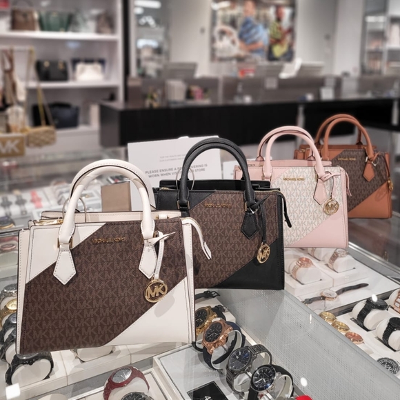 Michael Kors Handbags - Michael Kors Hope MD Messenger Bag